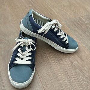Taos Women’s Blue Lace Up Canvas Sneaker Size 9